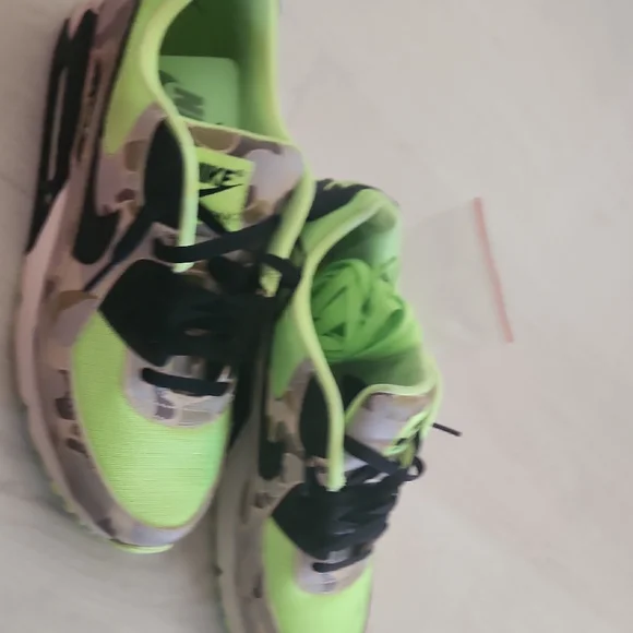 Nike Men' Air Max Camo Neon Green Sneakers - Picture 3 of 8